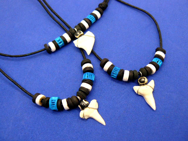  Амулет с зубом синей акулы на хлопковом шнурке с бусинами цвета растр