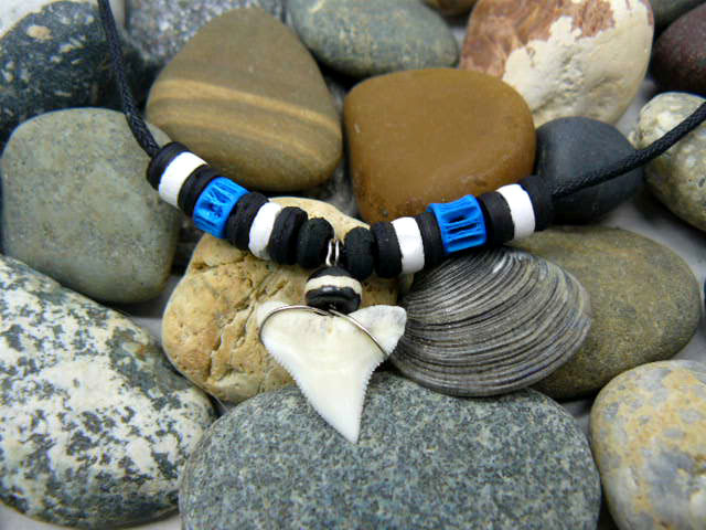  Амулет с зубом синей акулы на хлопковом шнурке с бусинами цвета растр
