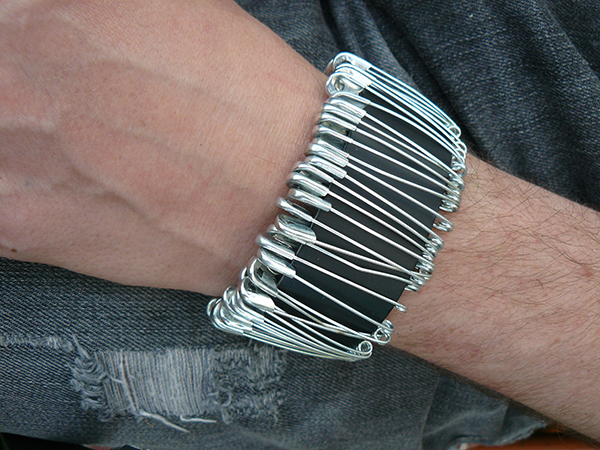  Стильный и эффектный кожаный браслет с булавками 