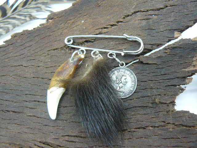   Булавка с клыком волка с мехом россомахи, декоративный медальон-монета подарок девушке, женщине