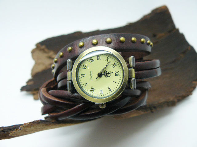 Часы в стиле винтаж, под старину браслет закручивается на руку подарок девушке, женщине