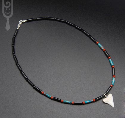  Ожерелье-амулет с бусинами красной яшмы, черного агата, варисцита  и  подвеской из натурального зуба белой (рифовой) акулы, серебро для парня, мужчины подарок