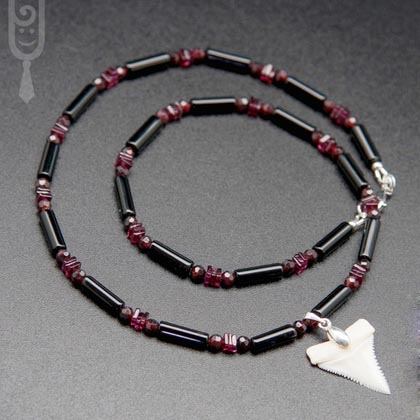  Ожерелье-амулет-оберег из натуральных камней- черного агата, граната с подвеской из натурального зуба белой (рифовой) акулы, серебро для парня, мужчины подарок