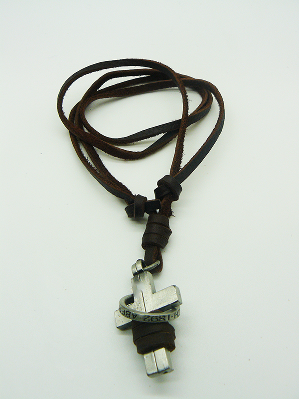  Ожерелье на кожаном шнуре с крестом и кольцом
