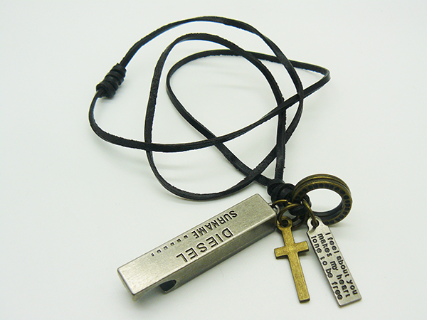  Ожерелье из натуральной кожи с кулоном кинжал , крестом, кольцами и табличкой с текстом