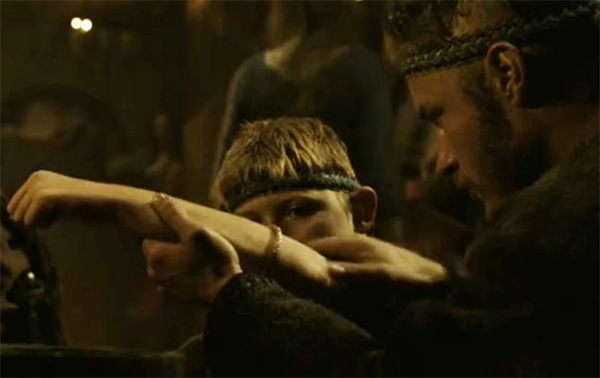  Cериал «Викинги» посвящение юношей в воинов, в мужчин обрядом дарения браслета. Если на  мужчине  браслет – это означало, что он готов воевать, сражаться, защищать свою Родину и завоевывать другие земли 